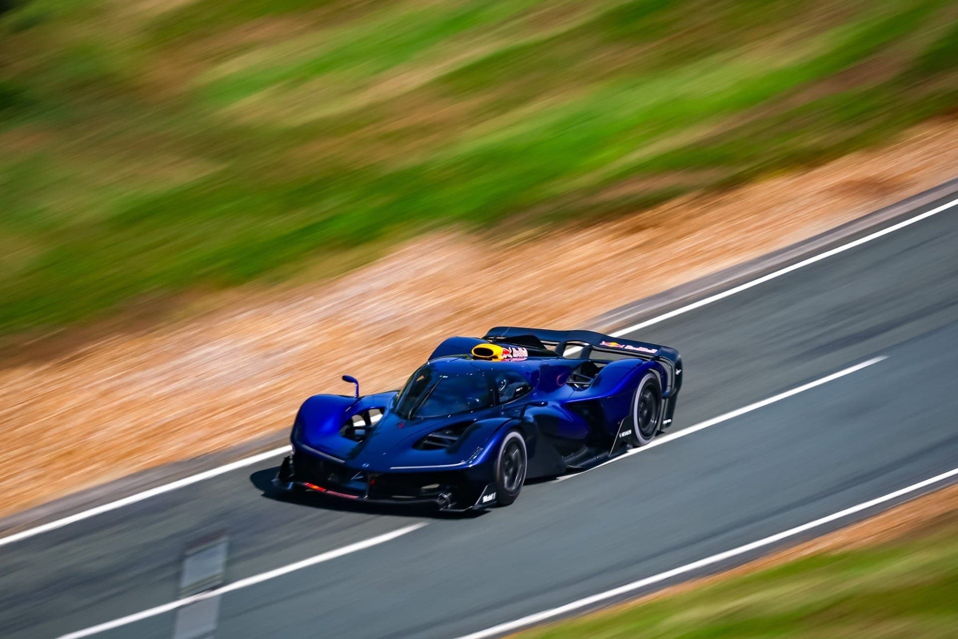 Red Bull RB17 estreia em Goodwood com Adrian Newey e Hadjar ao volante