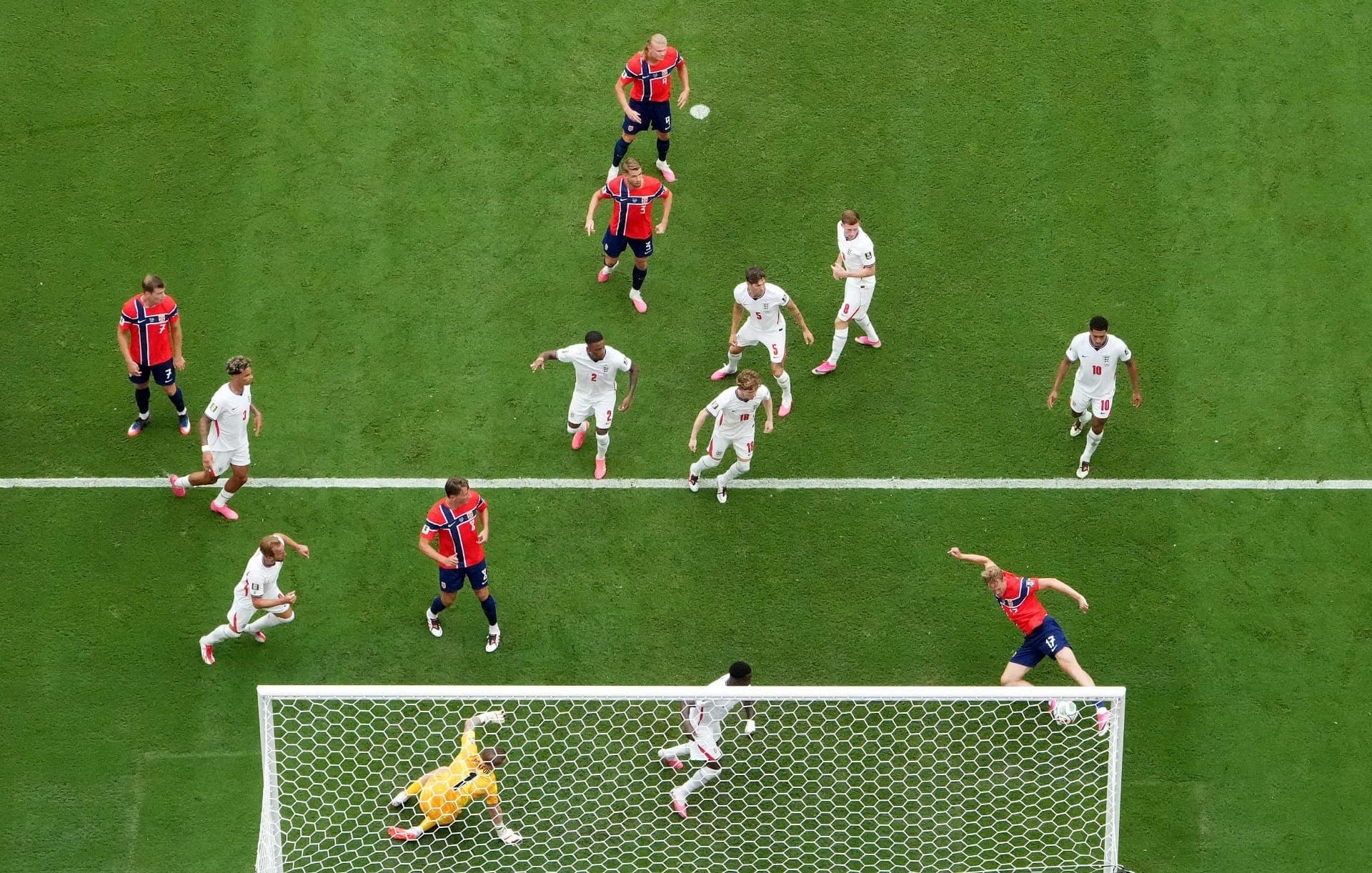 Bem anulado? Entenda polêmica no segundo gol da Noruega contra Inglaterra