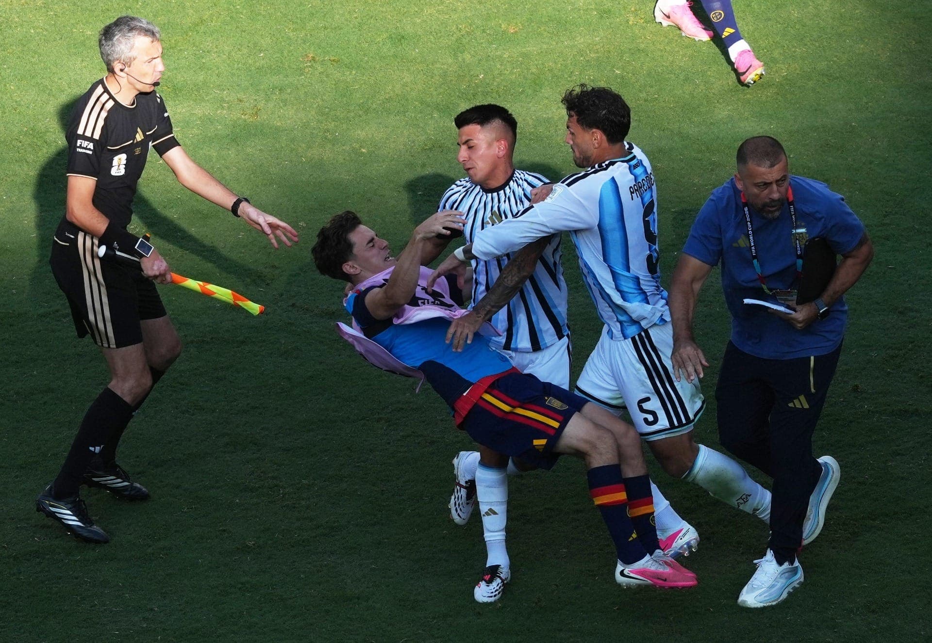 Fifa anuncia punições severas contra Argentina por brigas na final da Copa