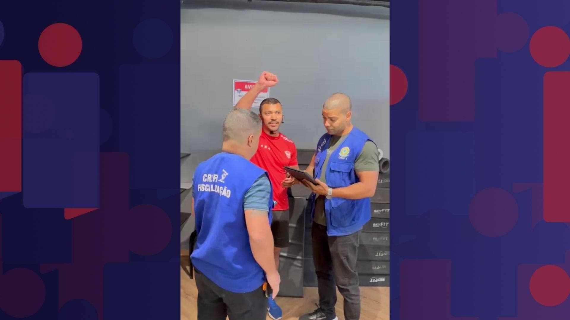Falso professor de educação física é levado pela polícia durante aula