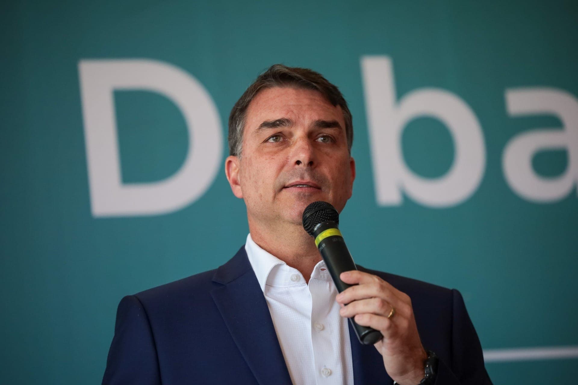 Campanha de Flávio não consegue registrar candidatura no TSE e aciona PF