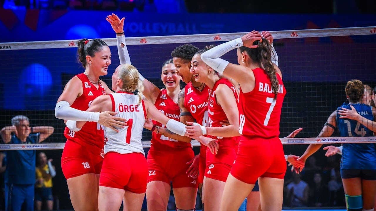 Brasil leva virada da Turquia e é vice da Liga das Nações feminina