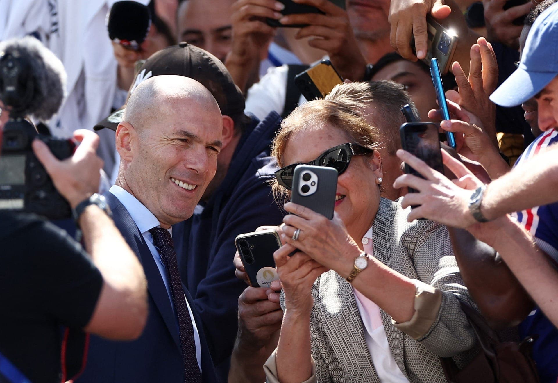 Franceses comemoram chegada de Zidane em frente à federação; assista