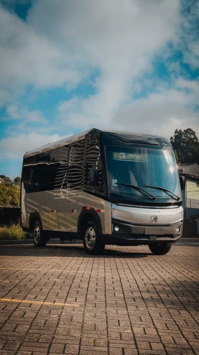 Micro-ônibus elétrico feito no RS chega ao mercado por R$ 599 mil