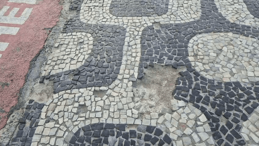 Novos buracos aparecem no calçadão de Ipanema uma semana após reparos