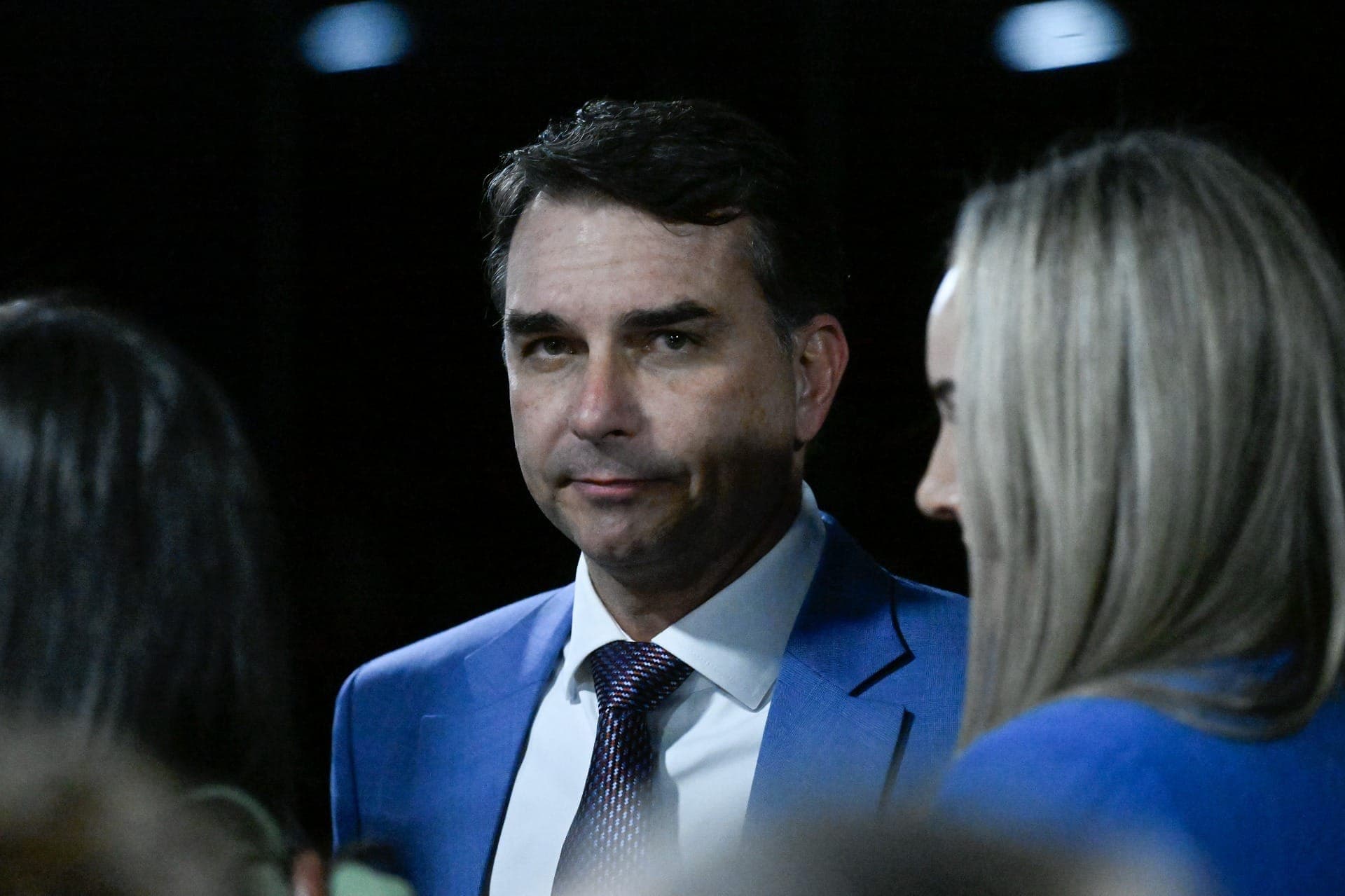 Flávio encontra ministro de El Salvador e diz: ‘Tem pouco preso no Brasil’