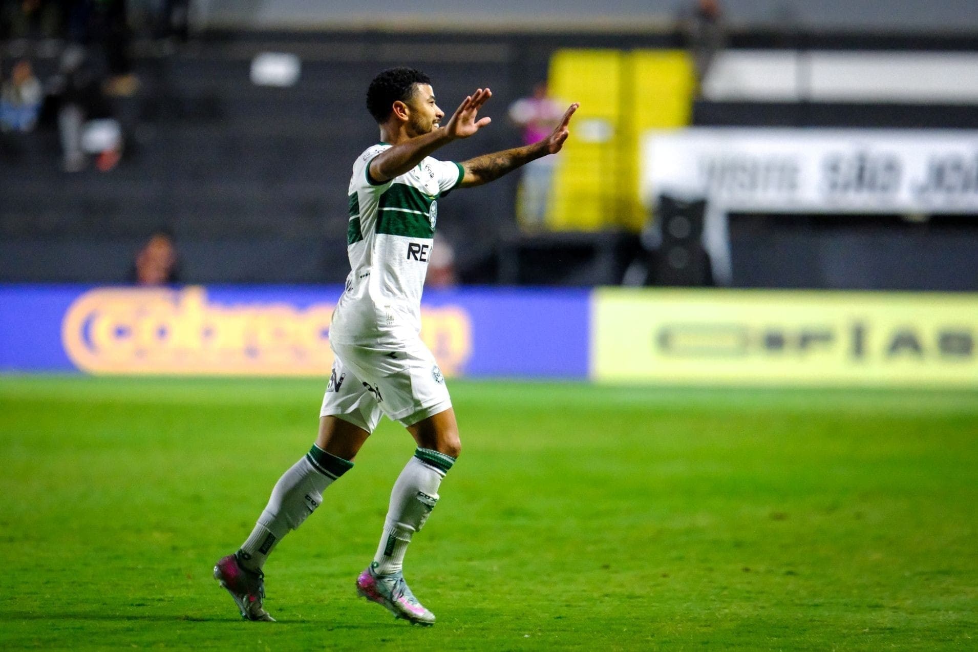 Lucas Ronier, atacante do Coritiba, rompe ligamento e passará por cirurgia