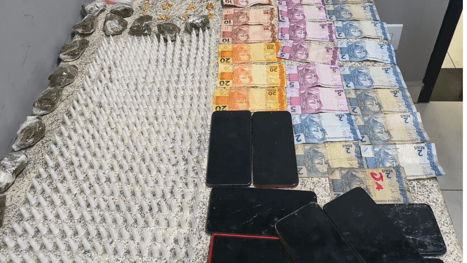 Polícia prende homem com dinheiro, drogas e réplica de arma de fogo