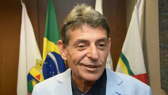 Juiz afastado por beber e fumar em audiência mantém salário de R$ 83 mil
