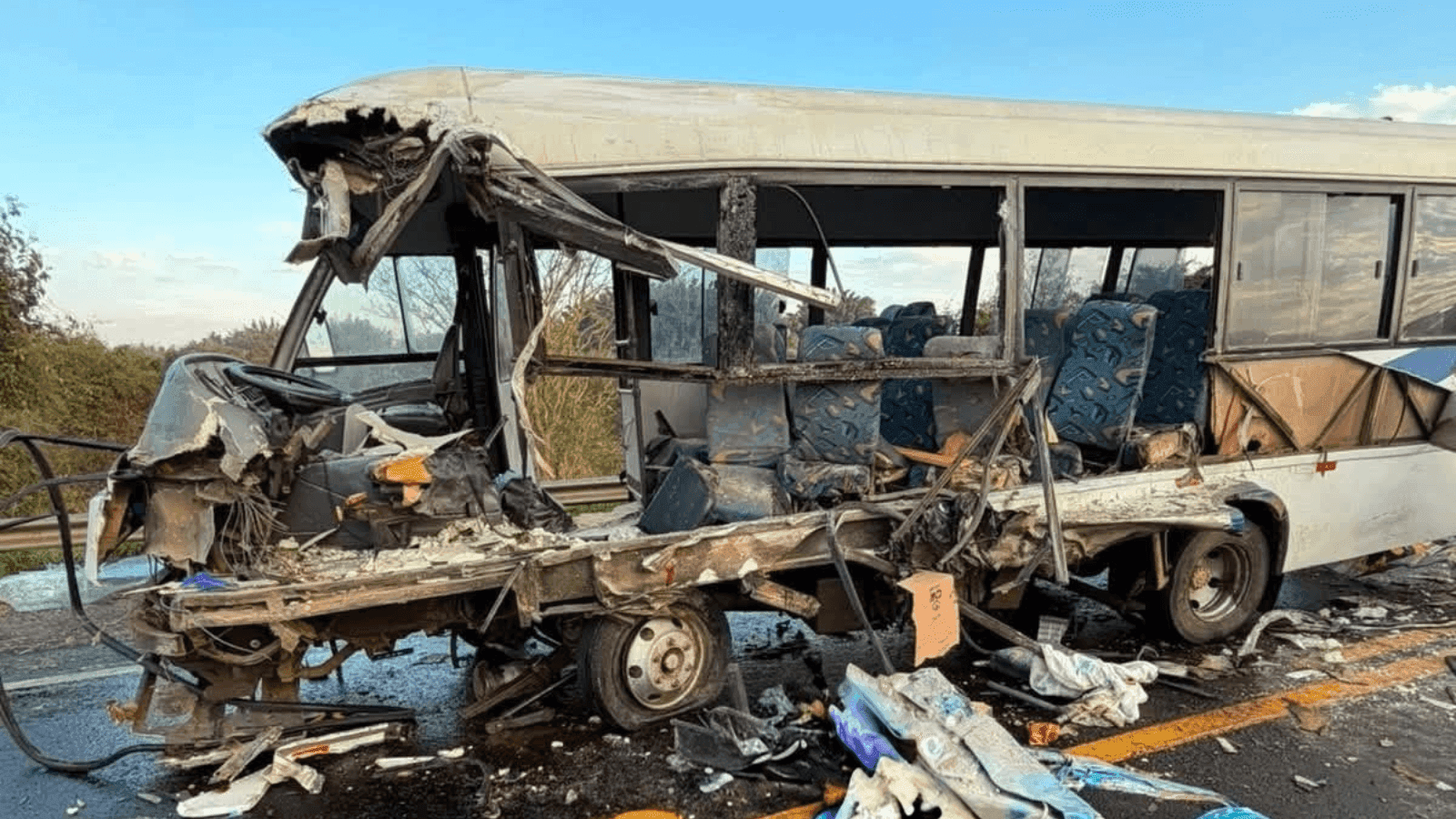 Batida entre micro-ônibus e caminhão deixa pelo menos 10 pessoas feridas
