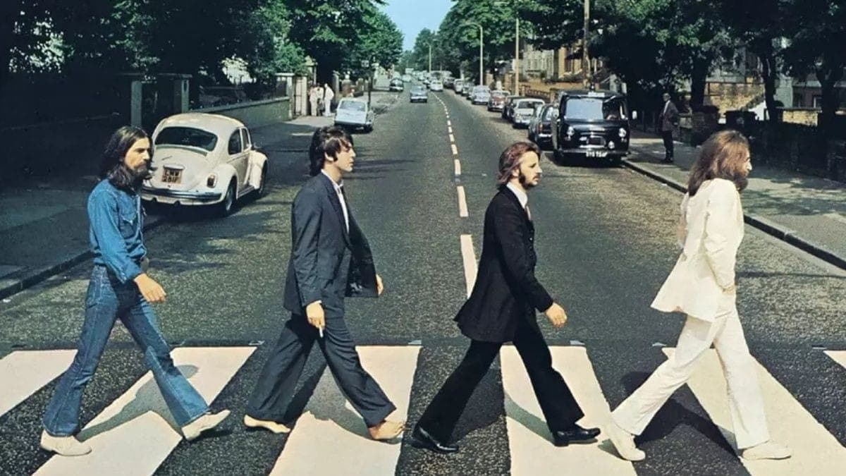 Atores de filmes sobre os Beatles recriam capa clássica em Londres