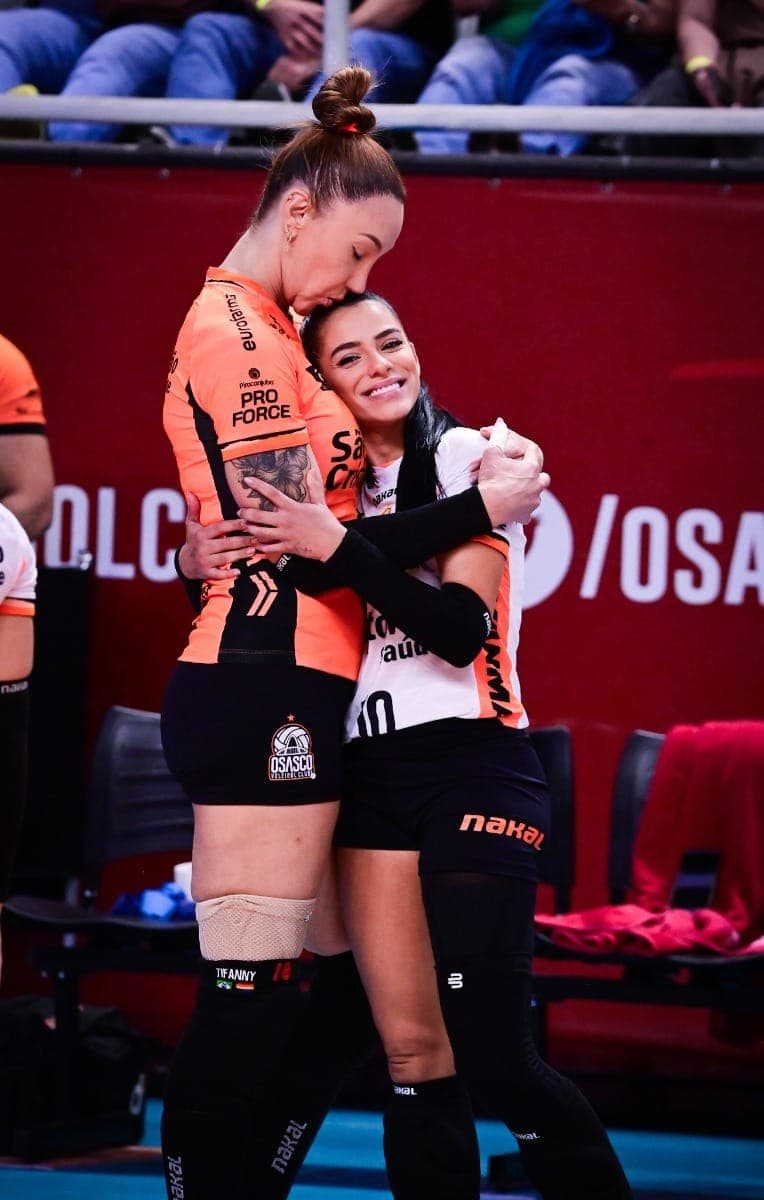 Key Alves presta apoio para Tiffany Abreu em estreia no Osasco Vôlei