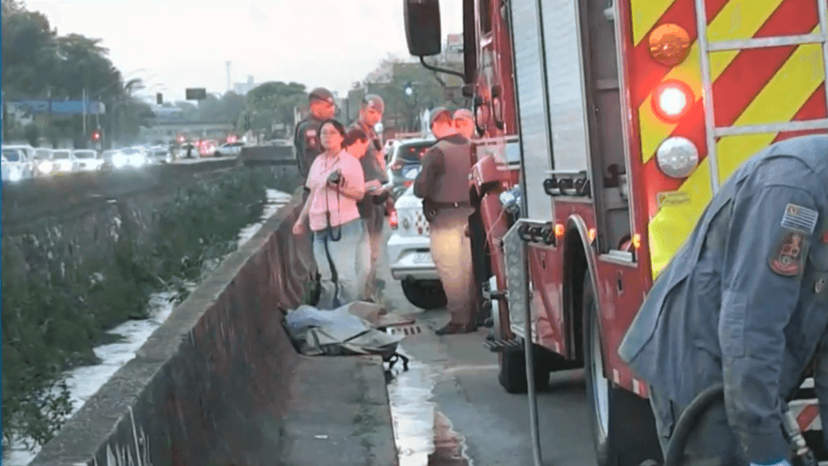 Bombeiros resgatam corpo encontrado em córrego de Santo André (SP)