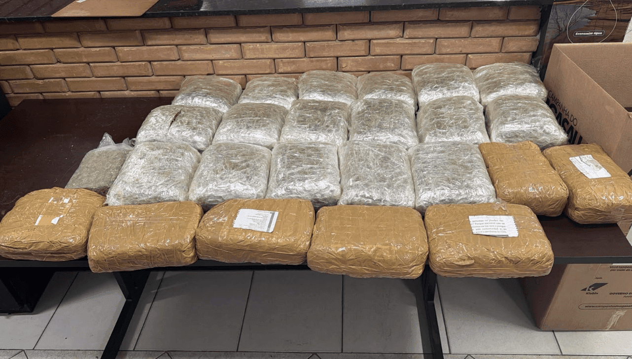 PMR prende dupla após encontrar maconha avaliada em R$ 125 mil no carro