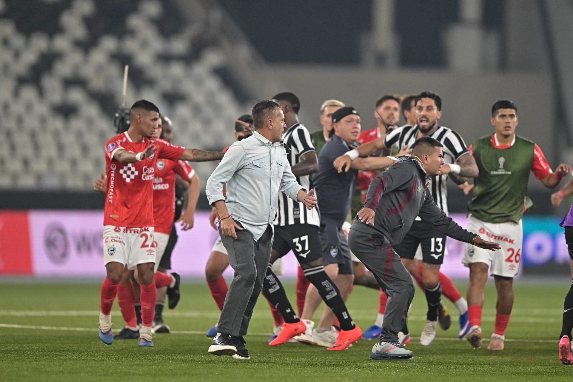 Confusão generalizada marca eliminação do Botafogo na Sul-Americana