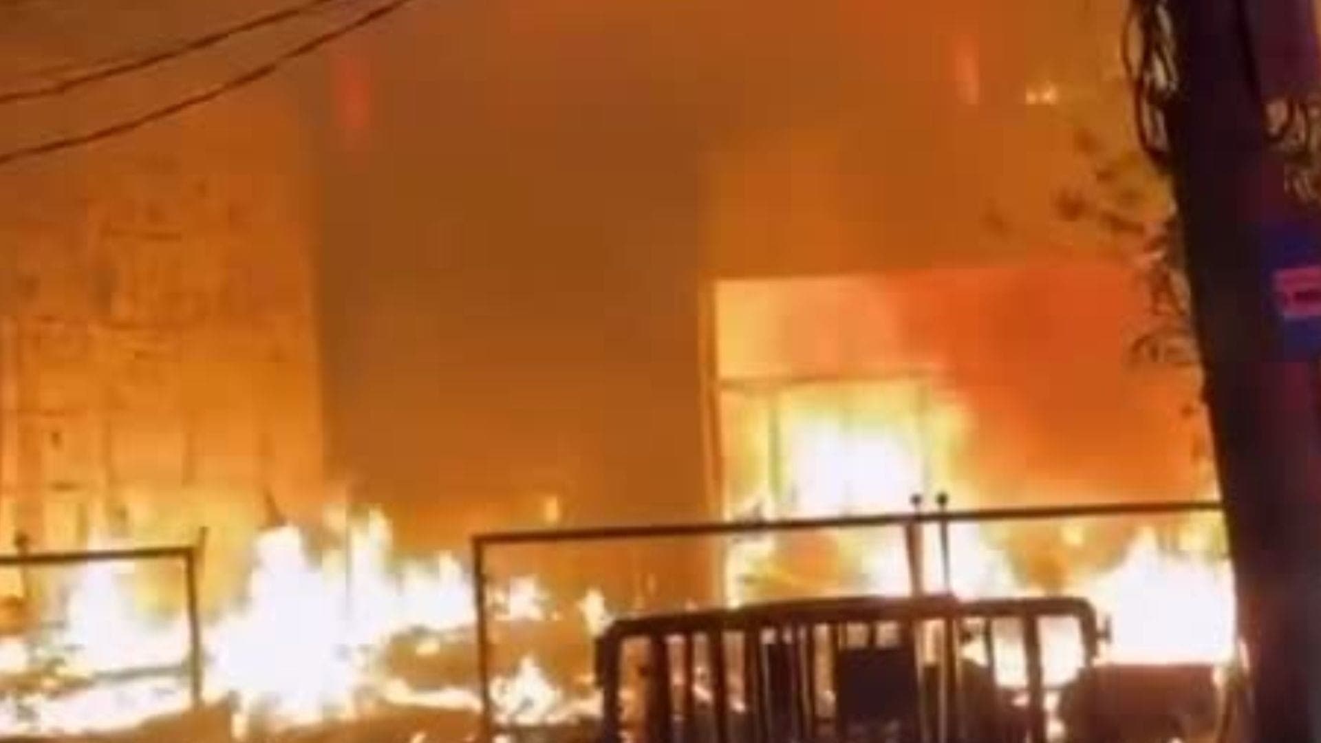 Incêndio destrói bar na Avenida Olegário Maciel, na Barra da Tijuca
