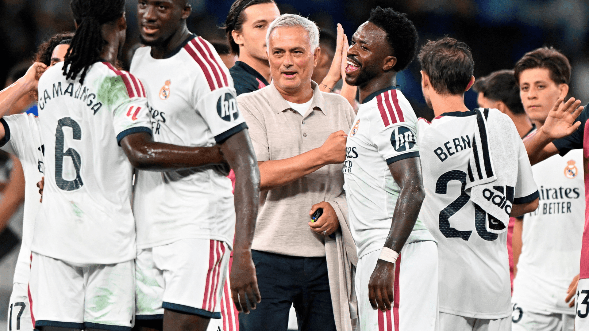 Mourinho defende Vini e manda recado a críticos: 'O que fazem com ele...'
