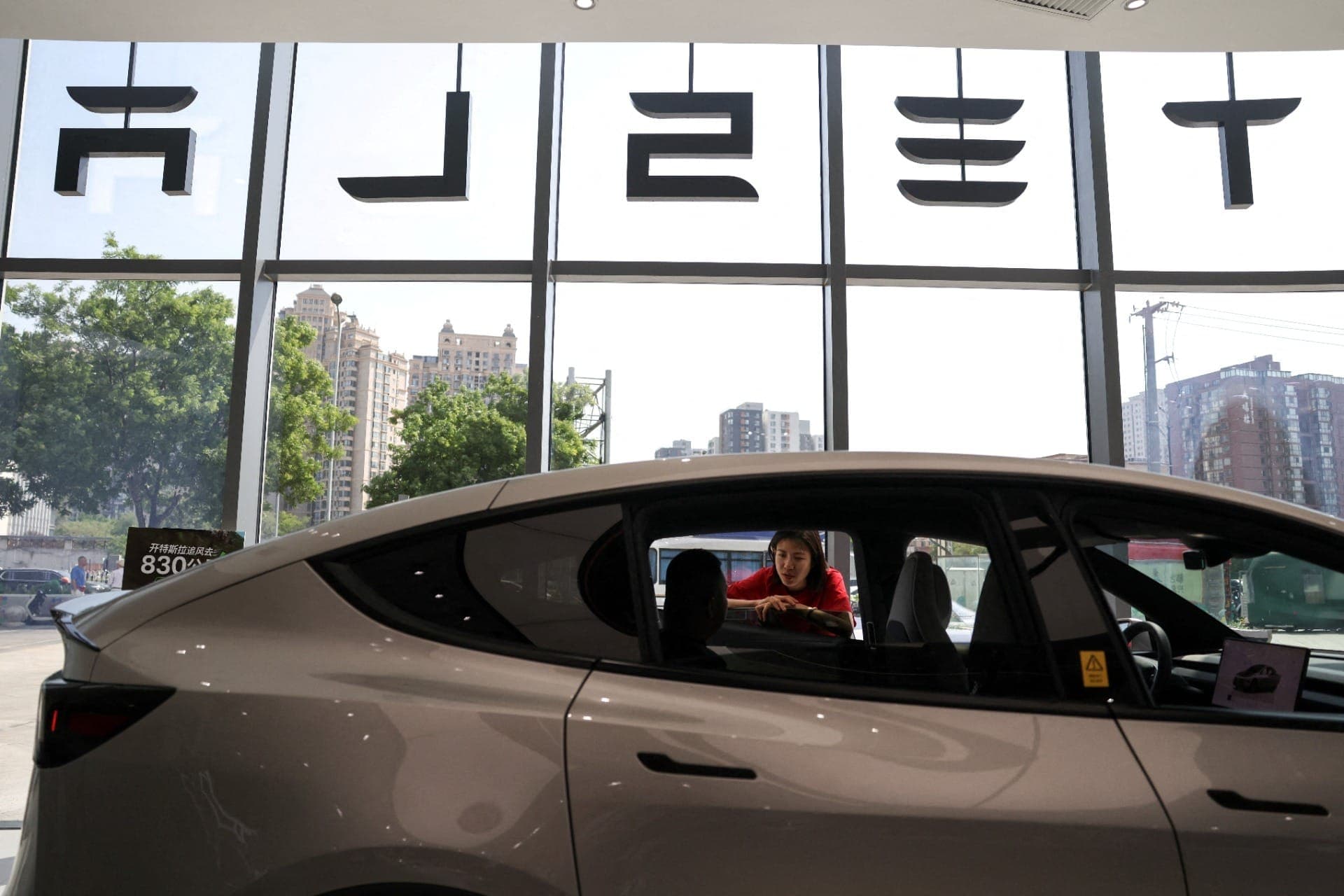 Tesla e chinesas fazem recall de milhões de veículos por falha em maçaneta