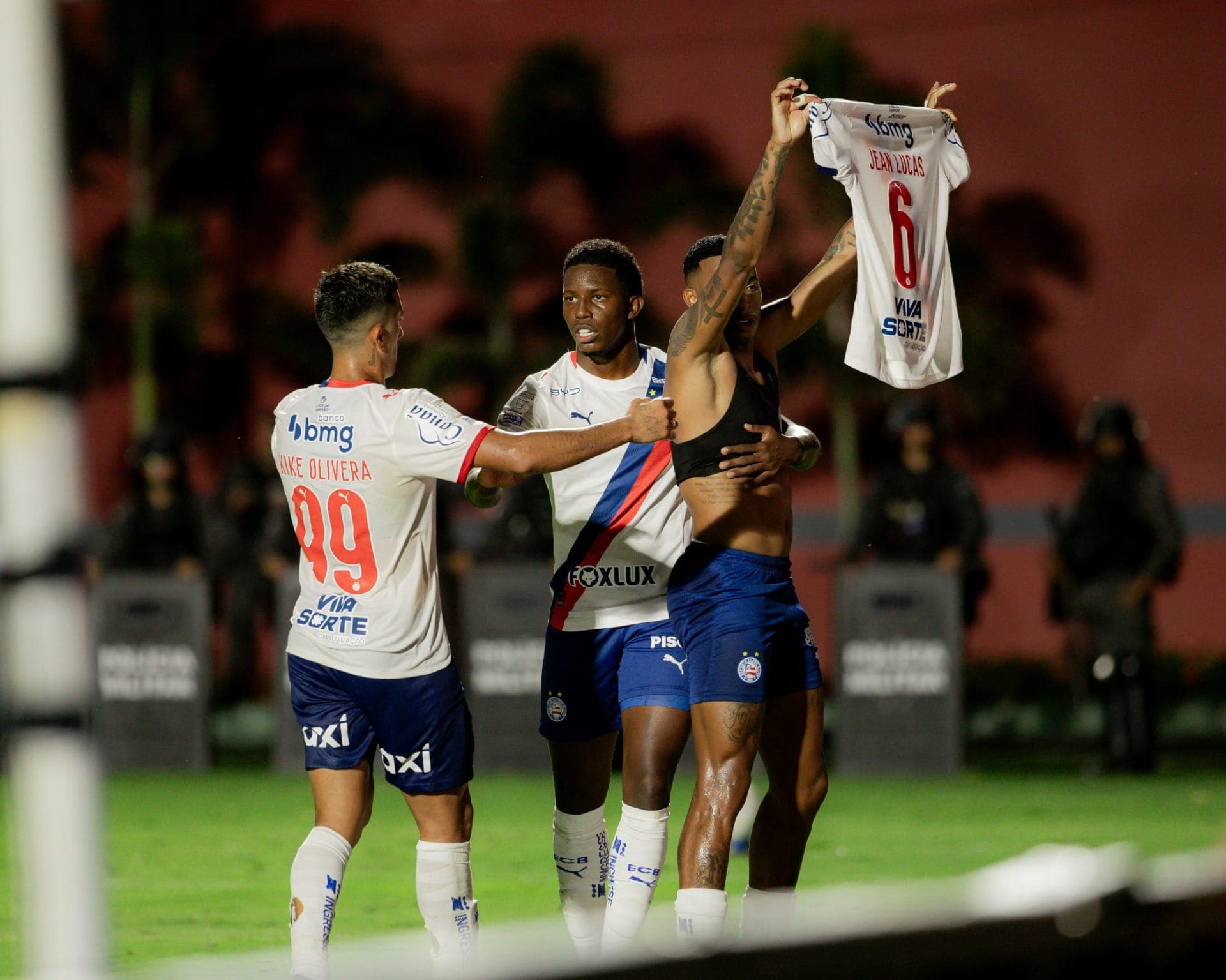 Cacá se irrita com comemoração de Jean Lucas e rasga camisa do rival