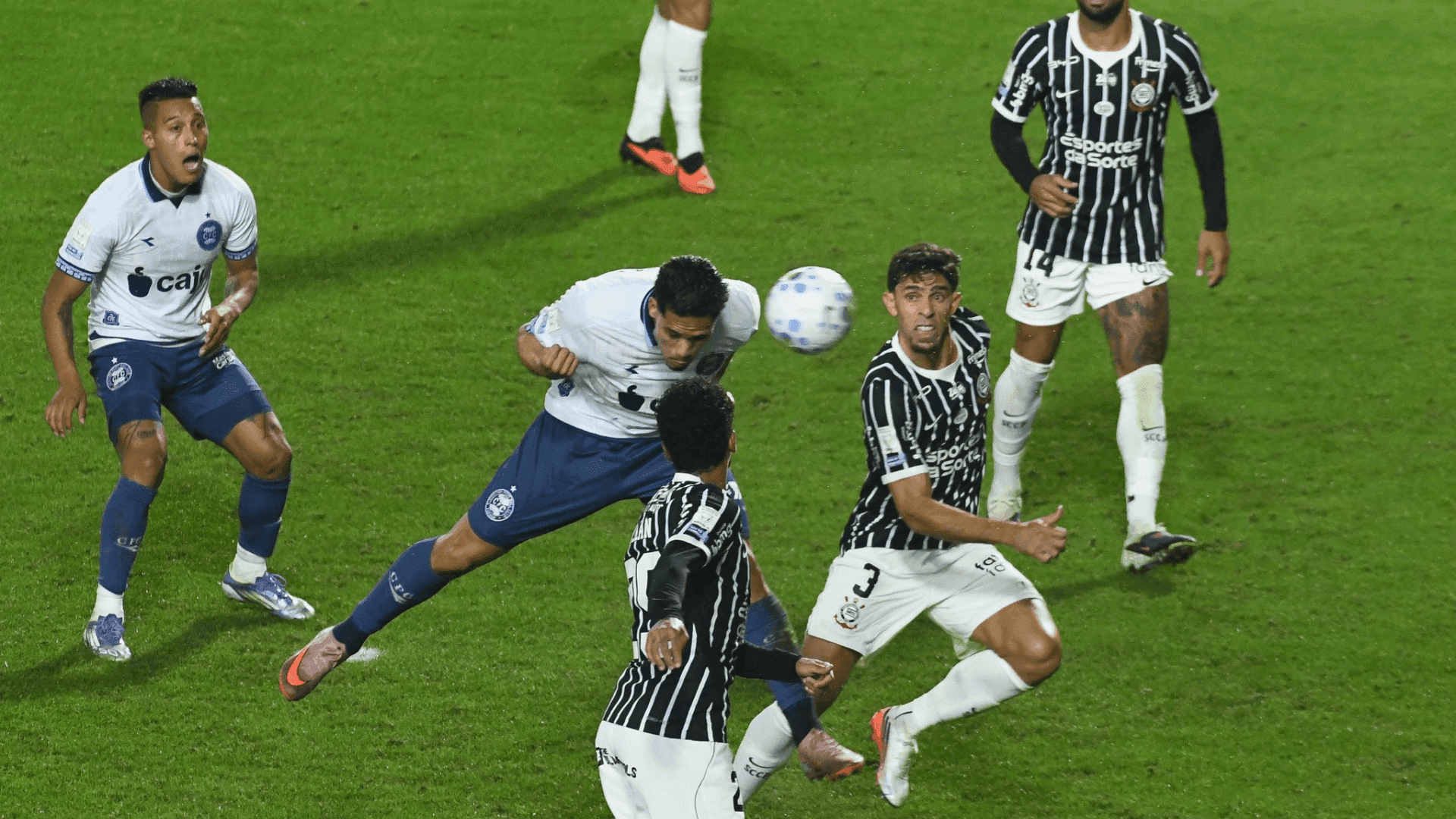 Coritiba vence Corinthians pelo Brasileirão em jogo com brilho de lateral