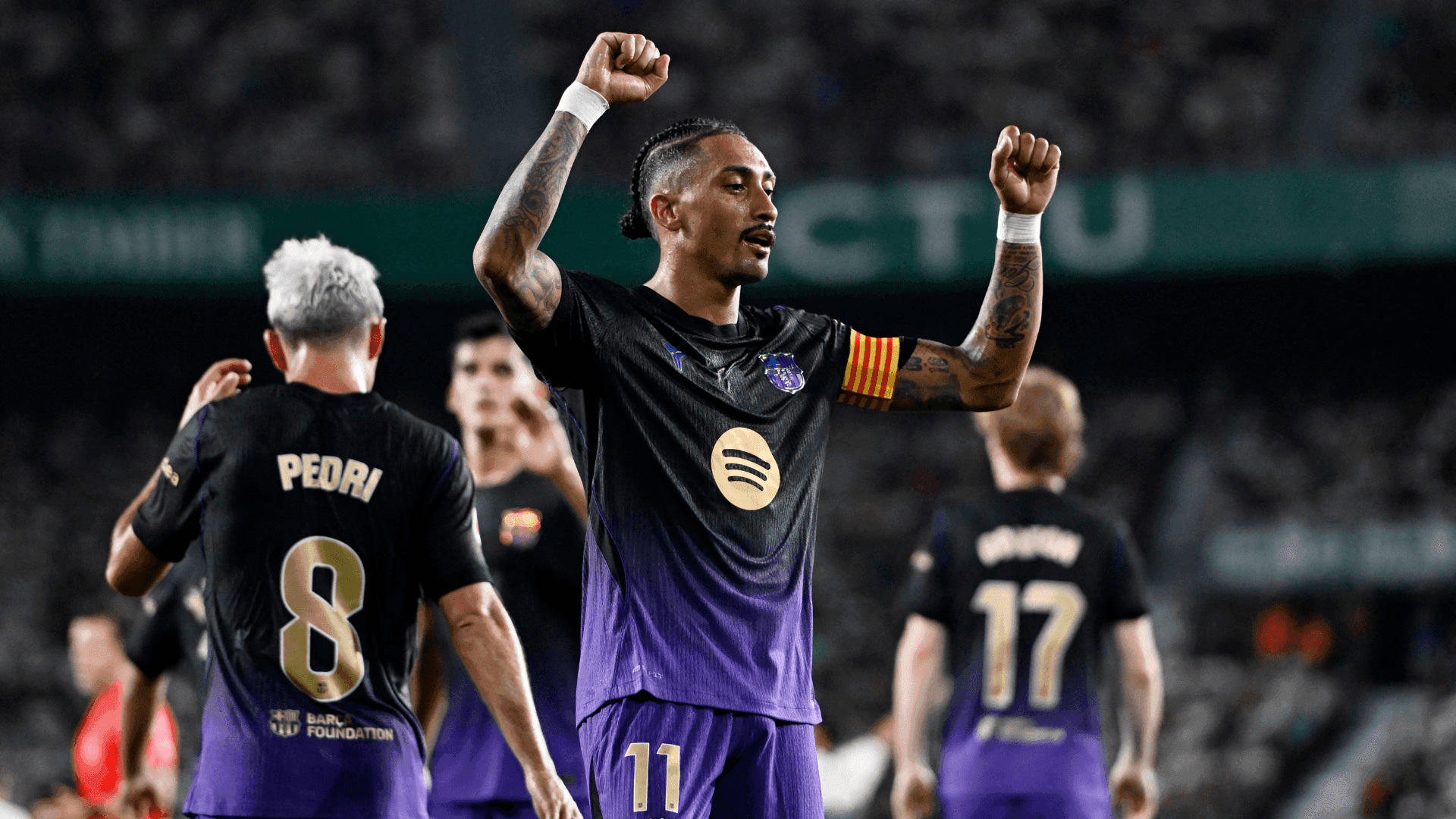 Com show de Raphinha, Barcelona goleia Elche por 5 a 0 na estreia de LaLiga