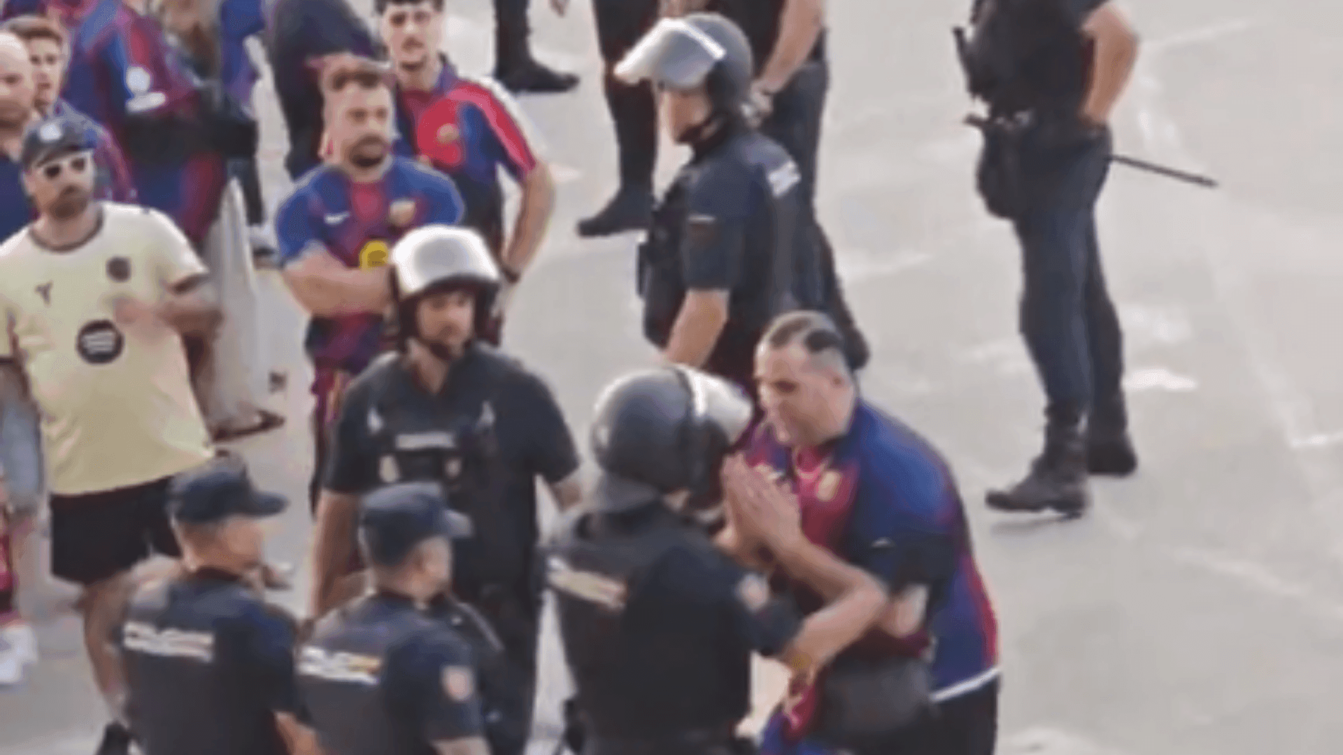 Barcelona detona ação policial contra seus torcedores em jogo de La Liga