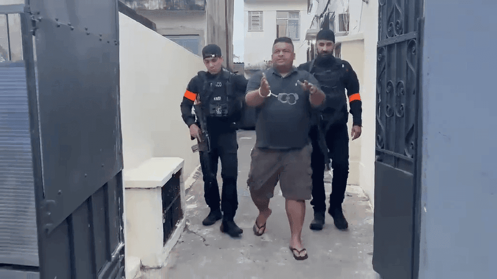 Pastor é preso ao tentar fugir pelo telhado durante operação