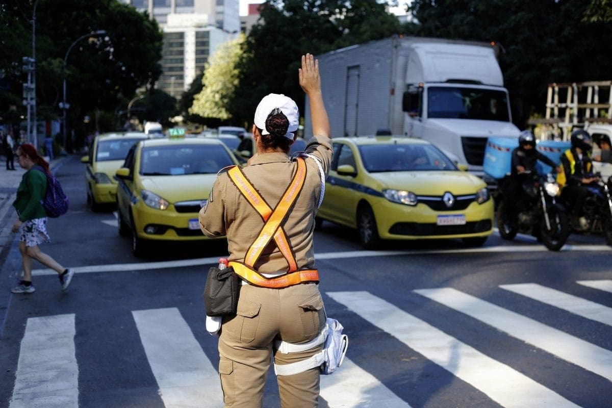 Arrecadação com multas de trânsito cresce 35% no Rio em 2026