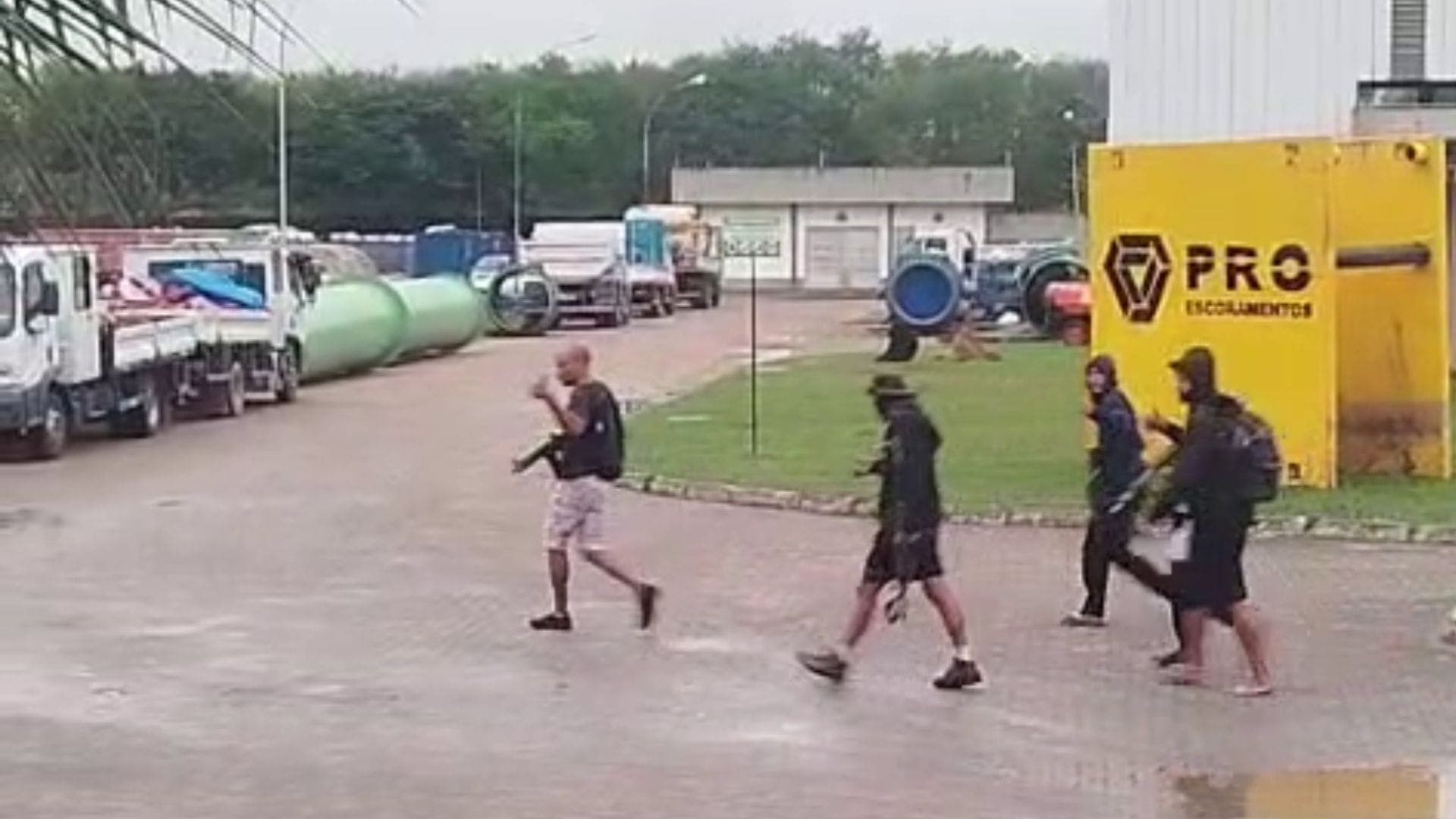 Bandidos em fuga invadem estação de tratamento de esgoto em Vigário Geral