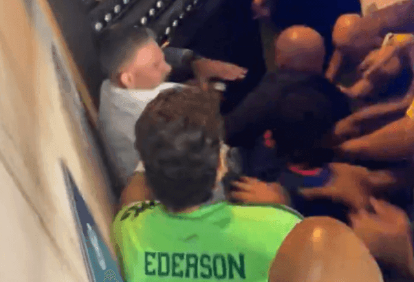 Jogador do Fenerbahçe provoca torcida do Lyon e inicia briga generalizada
