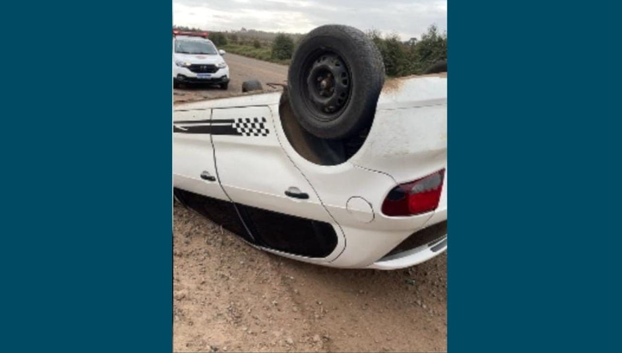 Homem é preso após capotar carro furtado no Paraná