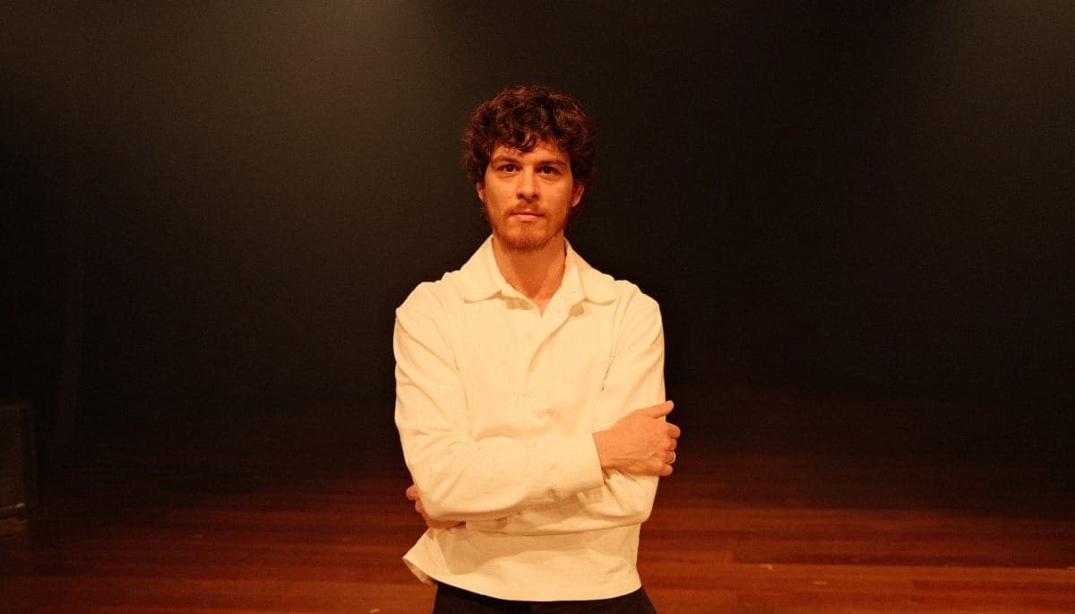 João Vithor Oliveira ressignifica ofício de ator em peça inspirada no tio