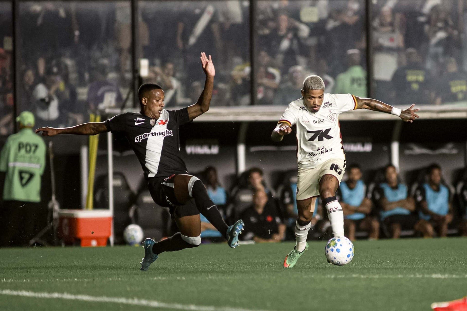 Vasco vence o Vitória e sai na frente por vaga na semi da Copa do Brasil