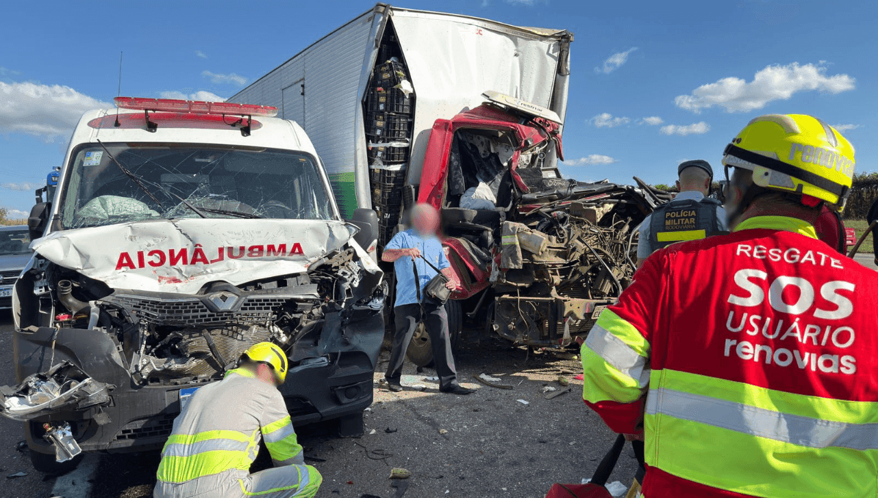 Colisão entre carretas, caminhão e ambulância deixa um morto em Mogi Guaçu