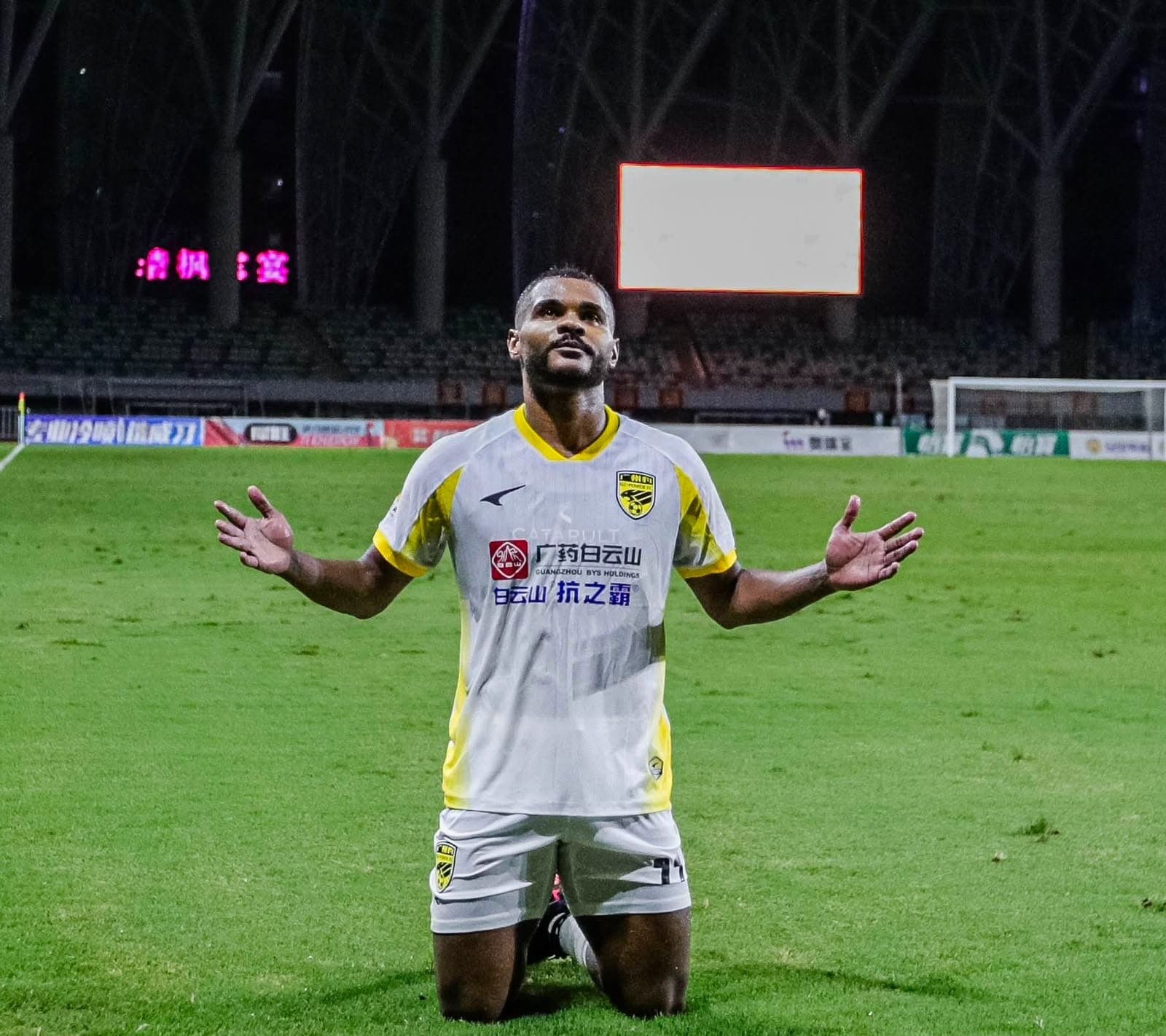 Aos 34 anos, Nikão marca primeiro hat-trick da carreira na China