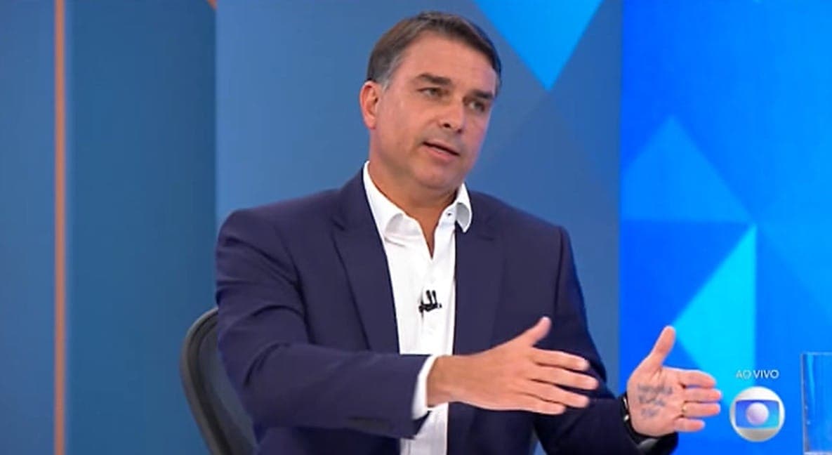 O que Flávio Bolsonaro escreveu na 'cola de mão' em sabatina na Globo?