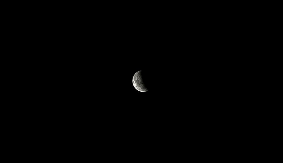 Vídeo: Eclipse lunar parcial é visto em boa parte do Paraná