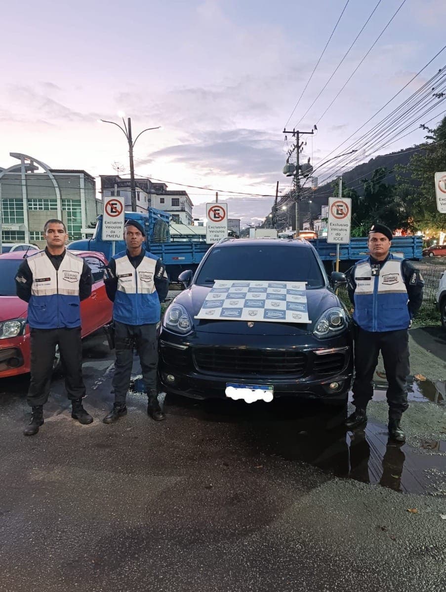 Porsche Cayenne com restrição por estelionato é apreendido na Barra