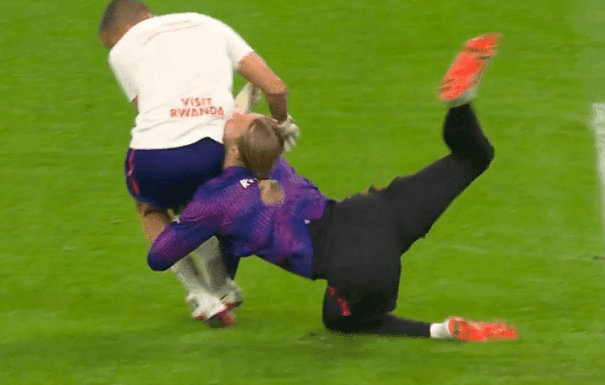 Goleiro do PSG sofre trombada bizarra em aquecimento