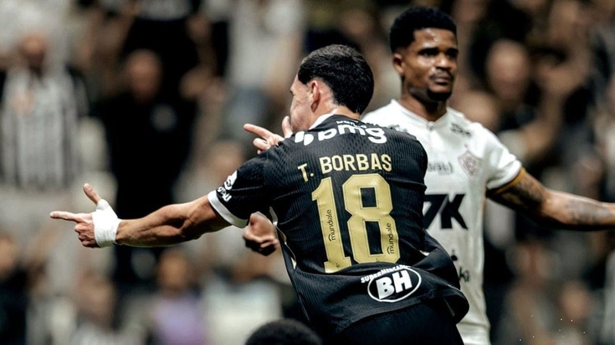 Atlético bate o Vitória em jogo de falhas e golaço no Brasileirão
