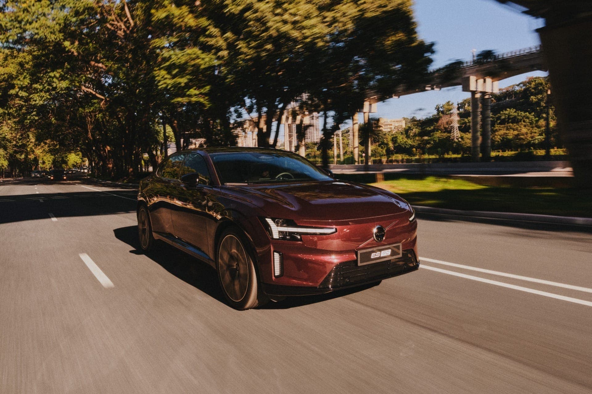 Novo sedã da Volvo tem 680 cv, 524 km de autonomia e custa R$ 660 mil