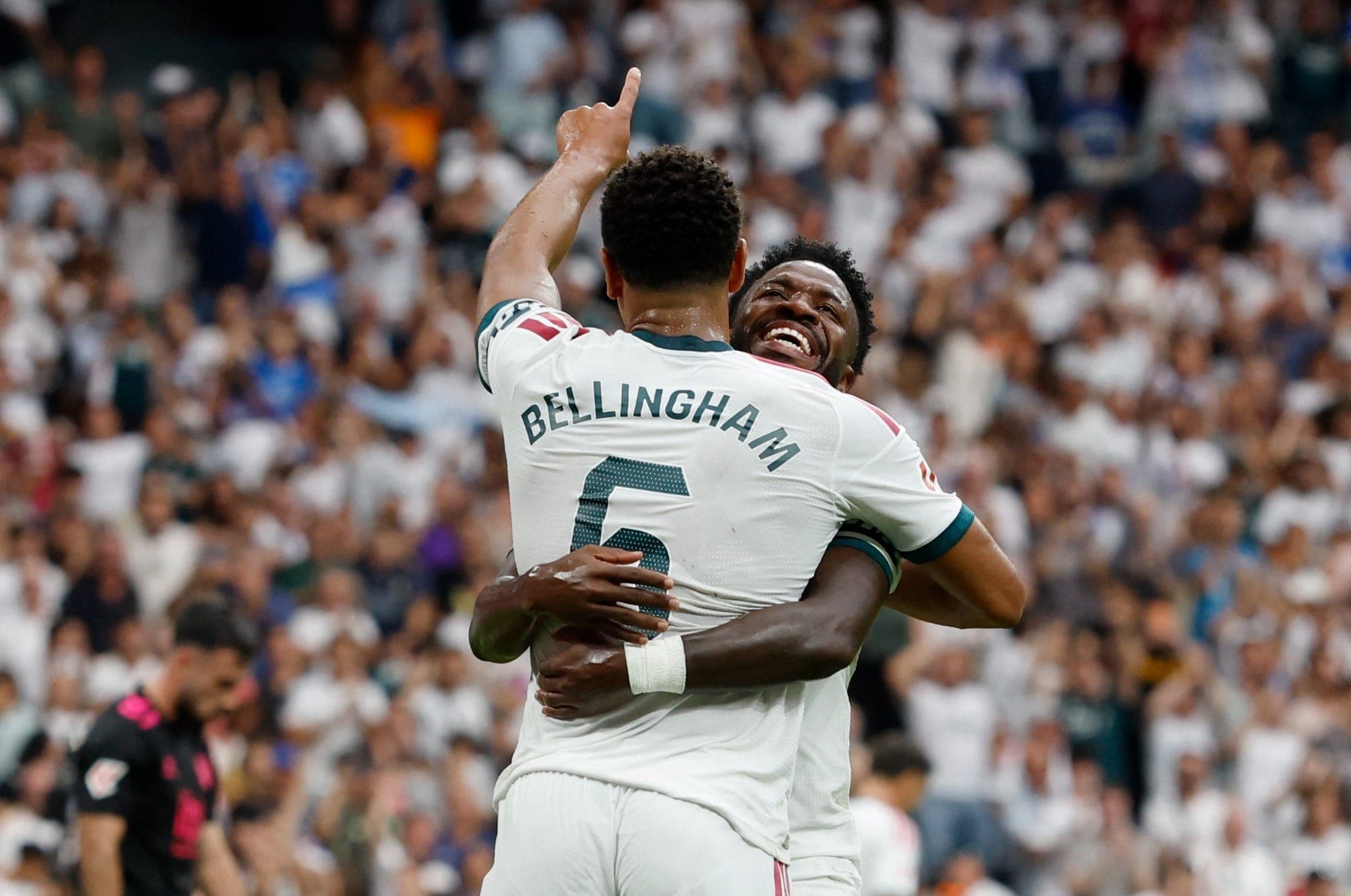 Bellingham brilha, Vini participa de gol e Real Madrid atropela o Málaga