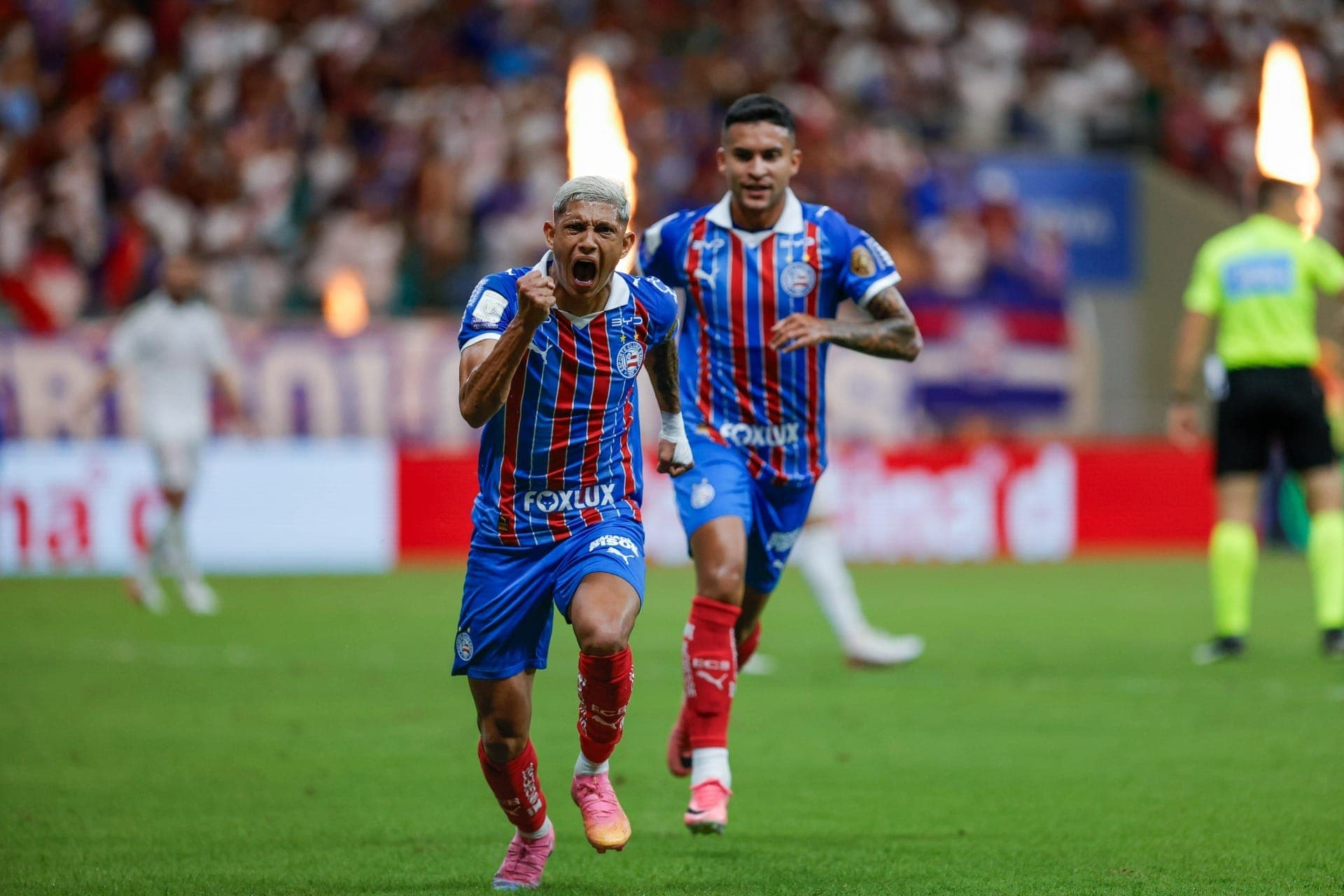 Bahia vence de virada e deixa Internacional na zona de rebaixamento