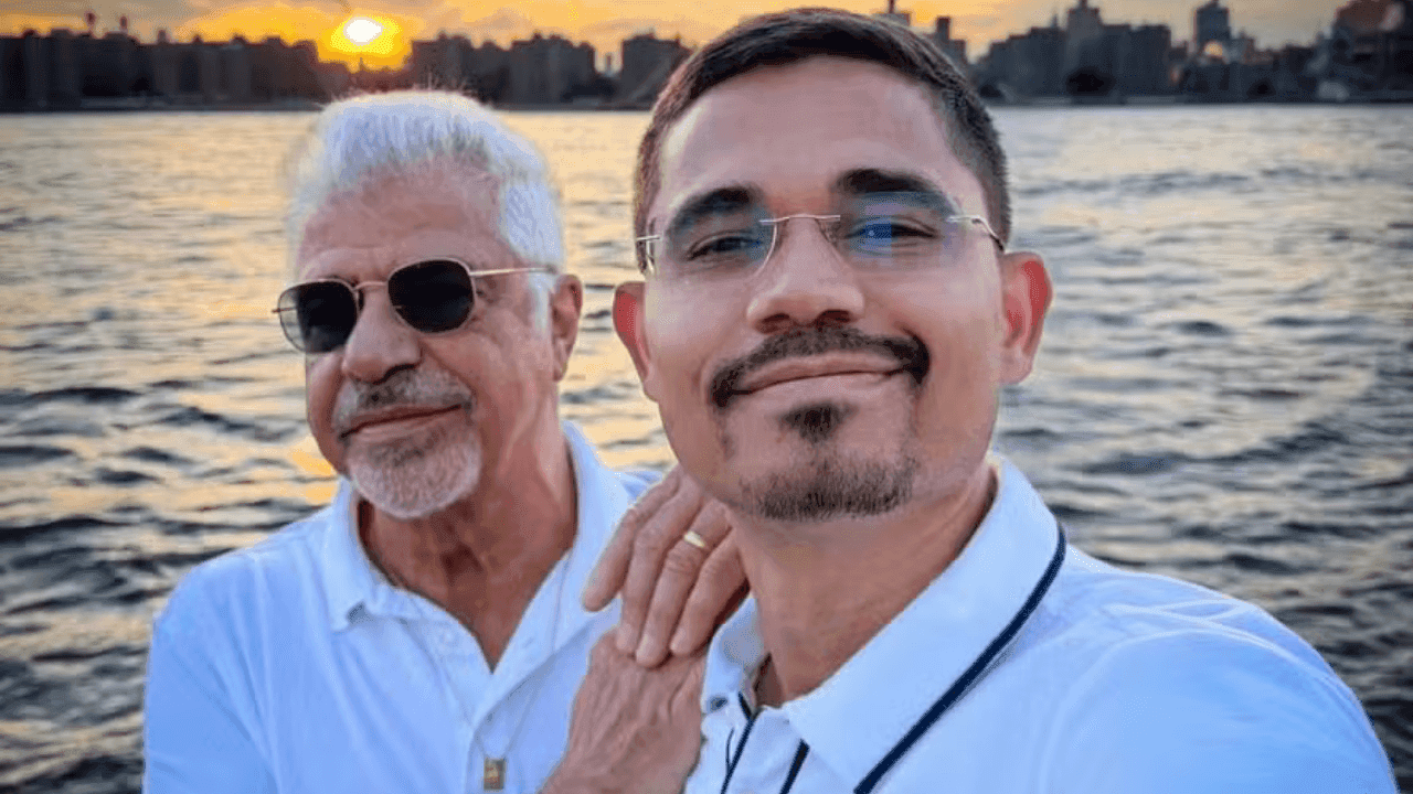 Lulu Santos faz viagem romântica com marido e brinca com próprias músicas