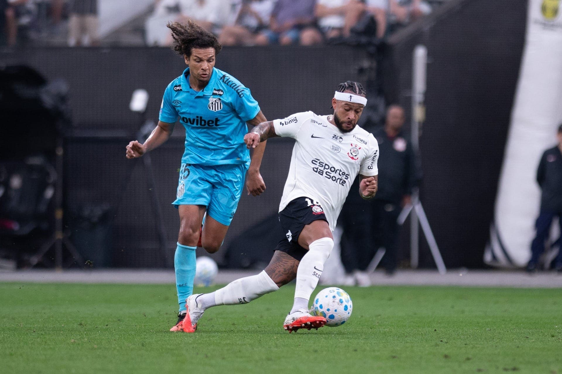 Torcida do Corinthians protesta após derrota para o Santos no Brasileirão