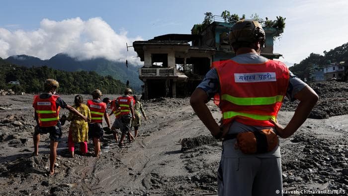 Risco de nova enxurrada suspende operações de resgate no Nepal