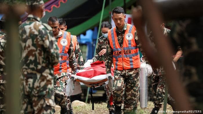 Nepal: Trabalhadores são resgatados vivos após 9 dias soterrados